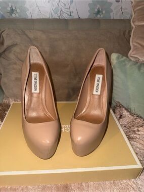 Steve Madden Beige Nude Platform Pumps